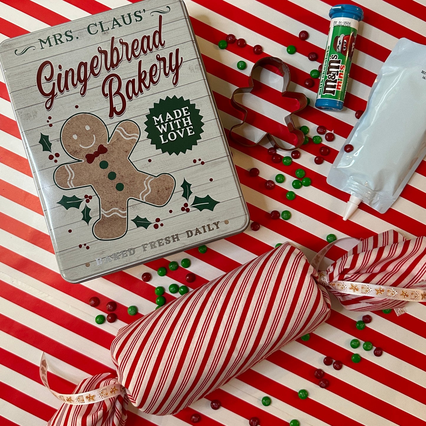 GINGERBREAD COOKIE KIT Christmas tin